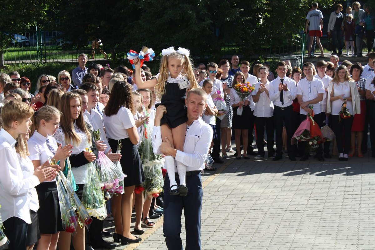 школа 30 дегтярск. школа 23 дегтярск. школьная линейка беларусь. торжественная линейка в школе. 23 школа линейка.