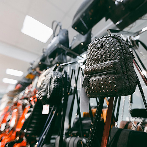 Магазины на бали. Сувенирная лавка бали. Октябрьский проспект 16 киров. Бали киров. Бали киров.