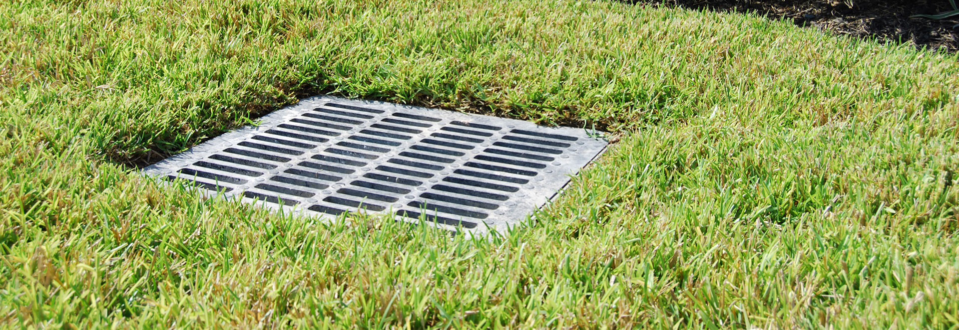 Загрязнение рек. Водосток у дороги. Отвод грунтовых вод с участка. Организация дренажа на участке. Поверхностный дренаж участка.