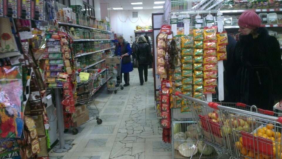 новогоднее украшение торгового зала. годный магазин. небольшой продуктовый магазин.