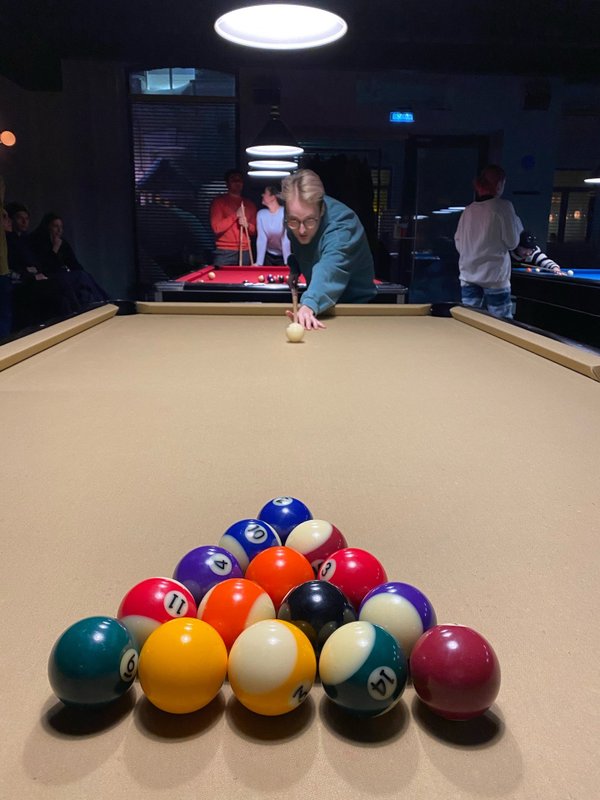 бильярдный шар для тренировки. бильярдный шар. бильярдная круглый шар. шары на бильярдном столе. шары для бильярда.