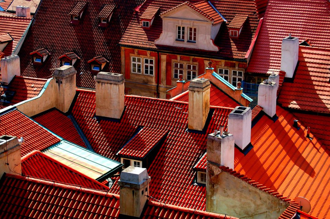 Кафе черепица. Прага крыши Черепичная крыша. Римский город Черепичная кровля. Черепичные крыши Стокгольма. Италия черепичные крыши фреска.