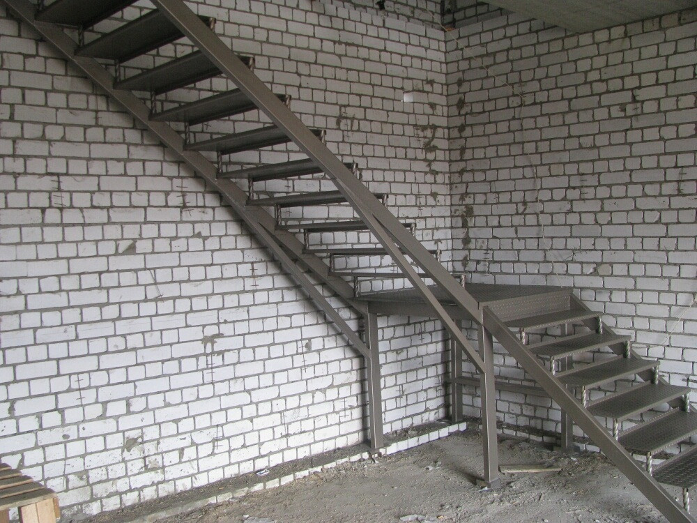 Сварная лестница в гараж. Лестница в подвал металлическая. Лестница в подвал металлическая. Лестница в погреб металлическая. Лестница из швеллера 100мм.