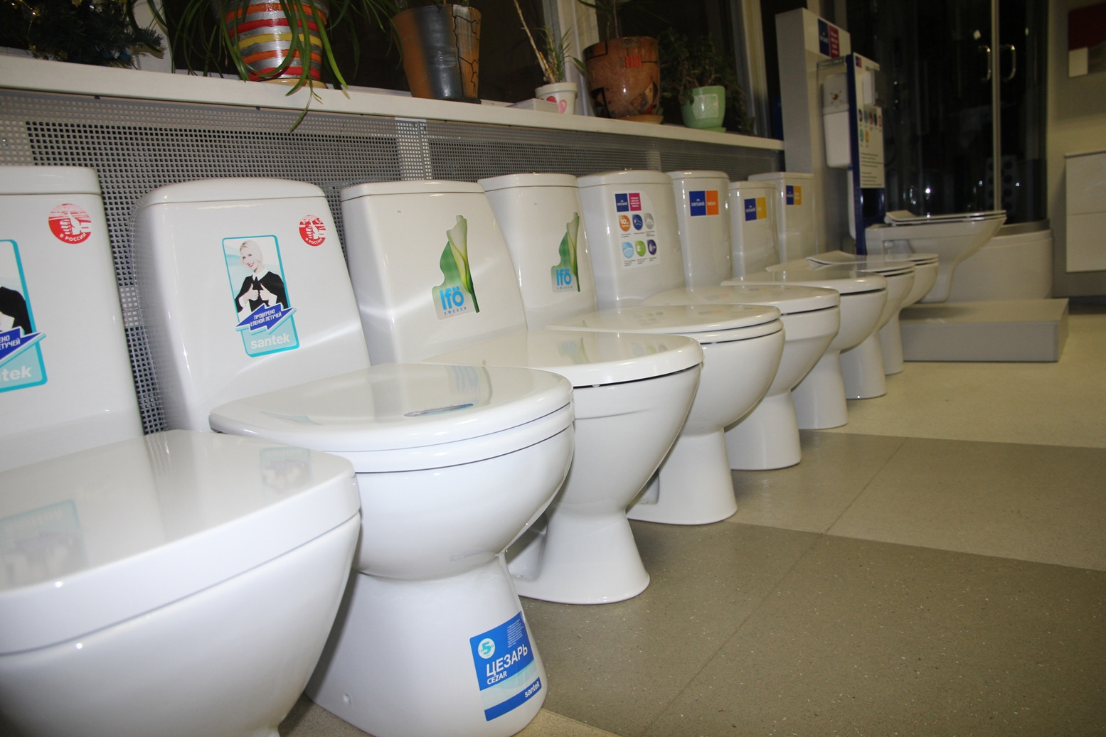 Toilet store fun. Полярная 41 сантехника РУСАЛИЯ. Магазин сантехники унитазы. Унитазы в ассортименте. Много унитазов.