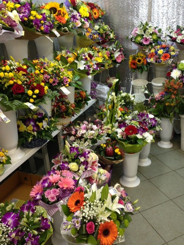 Цветочный праздник магазин. Магазин цветов на Озерной Москва праздник цветов. Цветочный магазин в Крылатском.