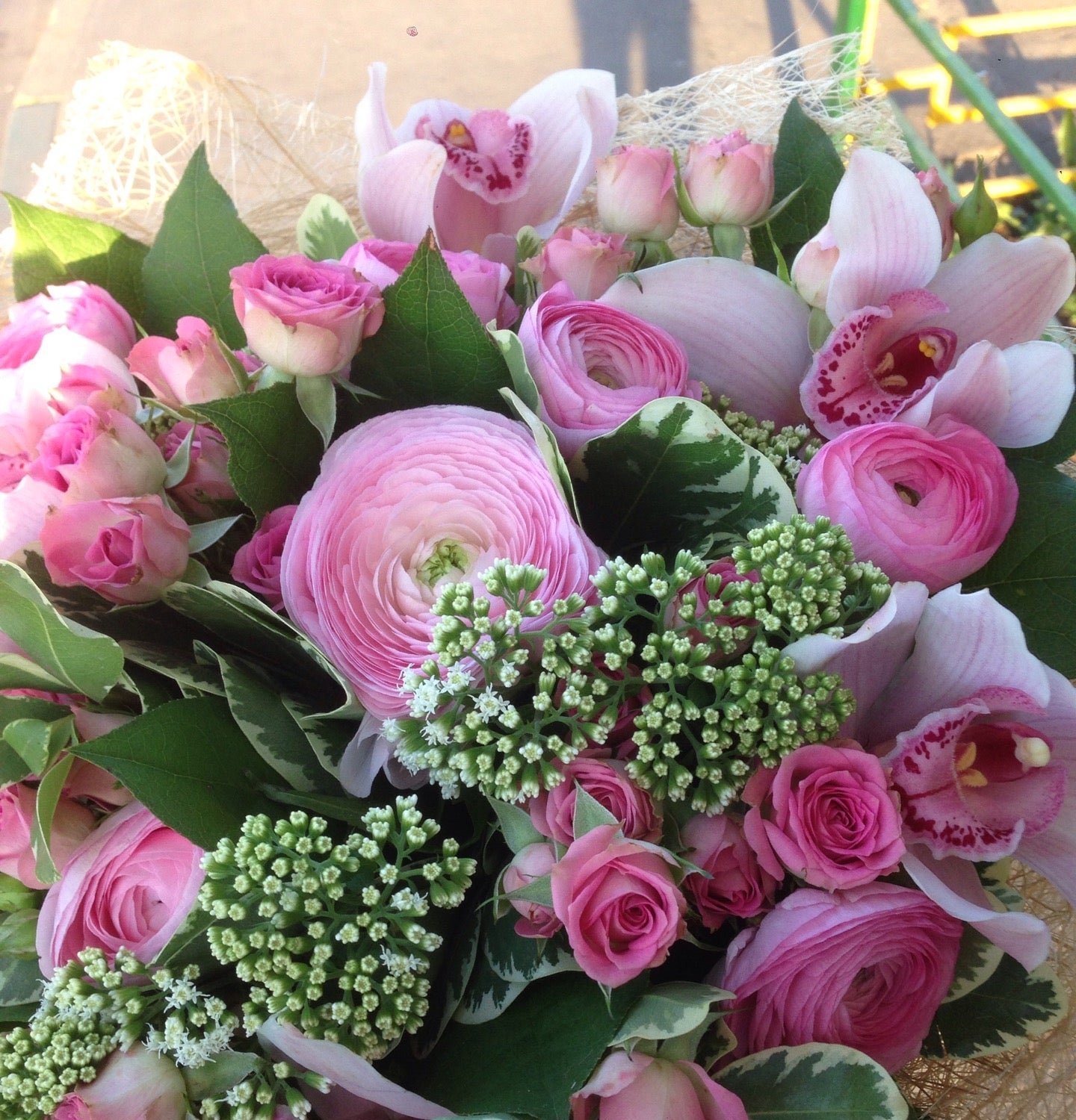 Доставка цветов москва бибирево. Цветы в цветочном магазине. Примятые цветы в клумбе. Цветмаркет. Магазин цветов в московском.