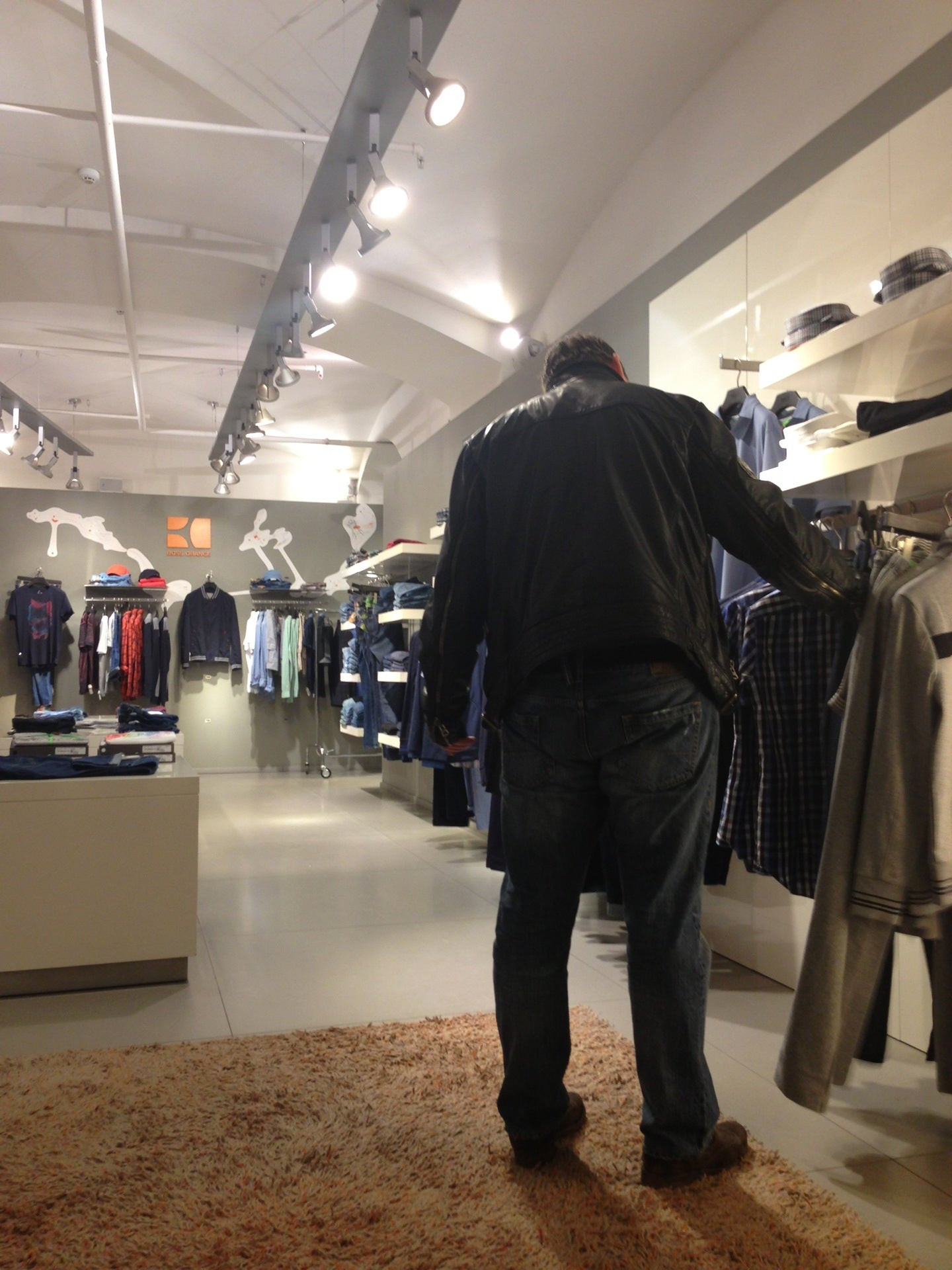 Магазин хуго босс в москве. Боссы москва. Boss салон. Боссы москва. Боссы москва.