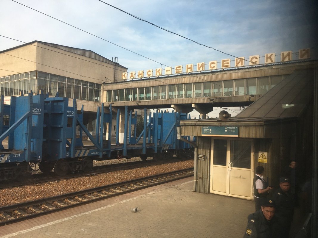 Поезд канск енисейский. Канск-Енисейский станция. Вокзал Канск Енисейский. ЖД вокзал Канск Енисейский. Канск Енисейский Красноярск.