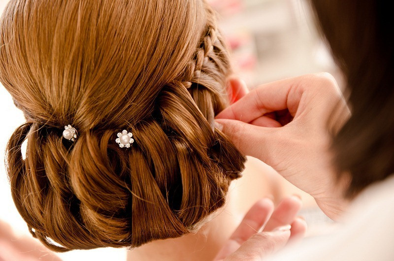 Как наращивают волосы на свадебную прическу