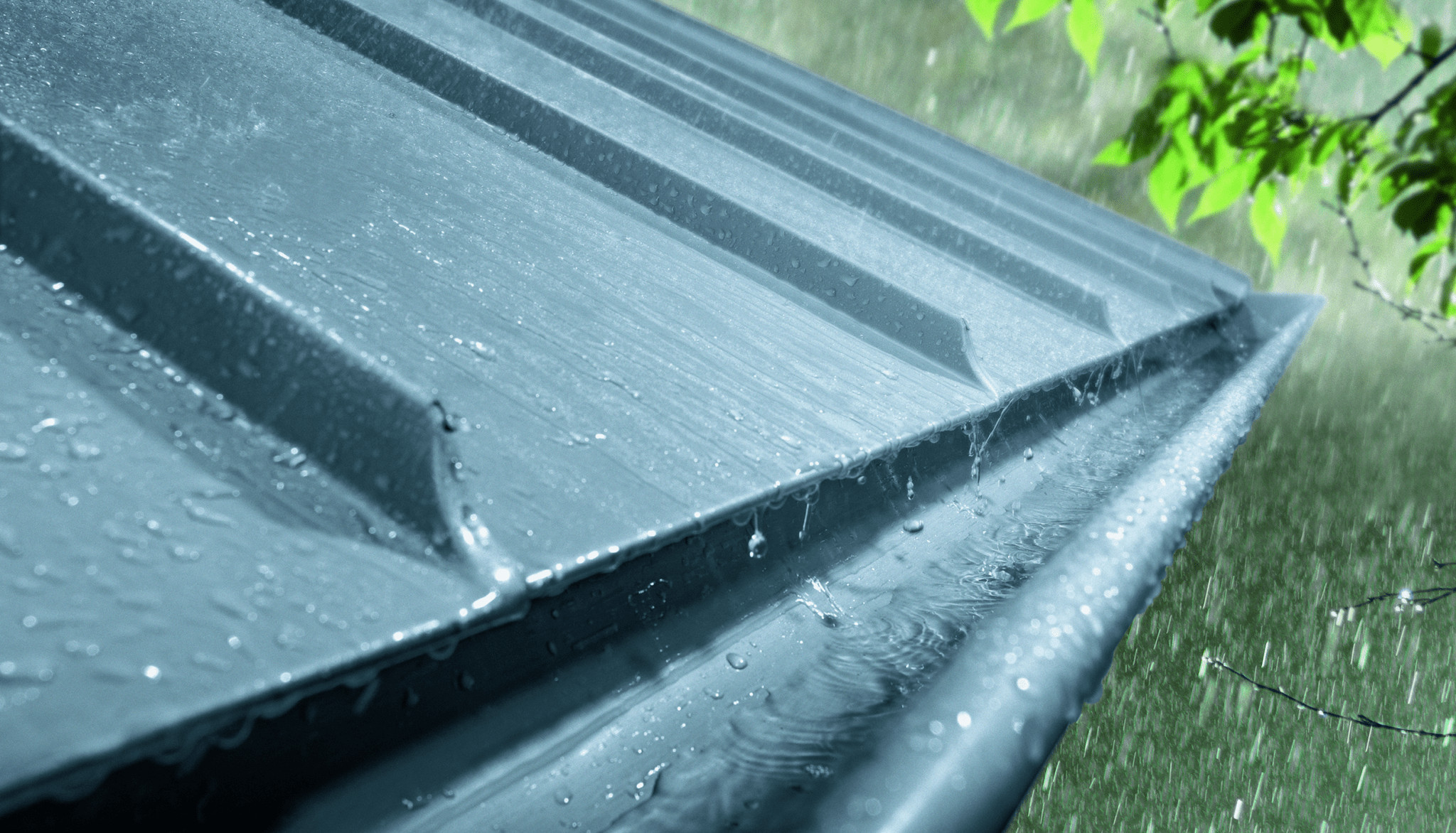 Желоб на фальцевой кровле