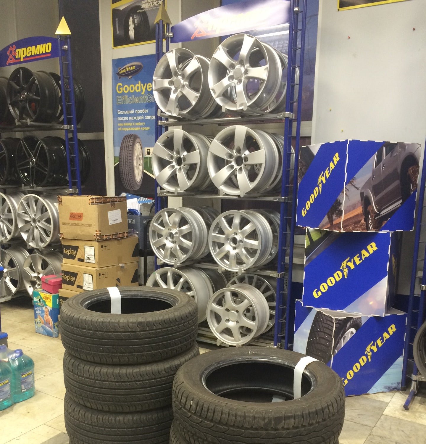 петербург шинный центр. шиномонтаж vianor. магазины авторезины в спб. стойка для шин continental. витрина для дисков и шин.