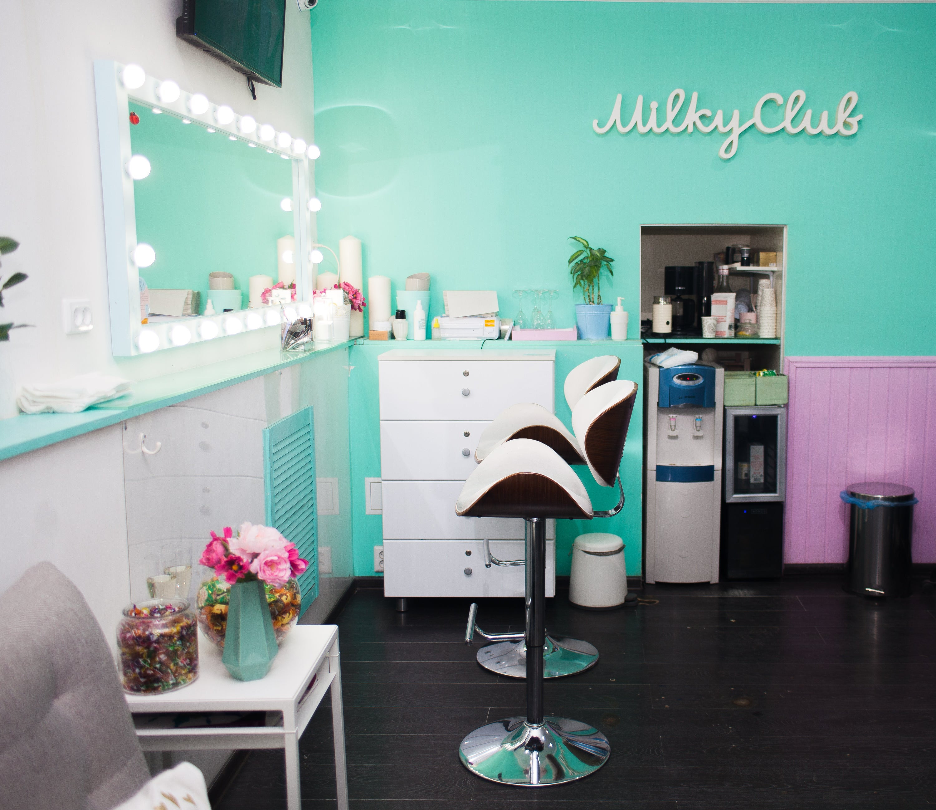Milky club. Милки клаб Арбат. Milky салон маникюра Арбат. Салон красоты Милка. Милки клаб Менделеевская.