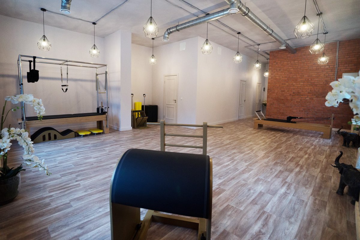Студия у метро. Студия пилатеса mvpilates, Санкт-Петербург, Заставская улица. Студия пилатеса Столешников 9. Студия пилатеса интерьер.