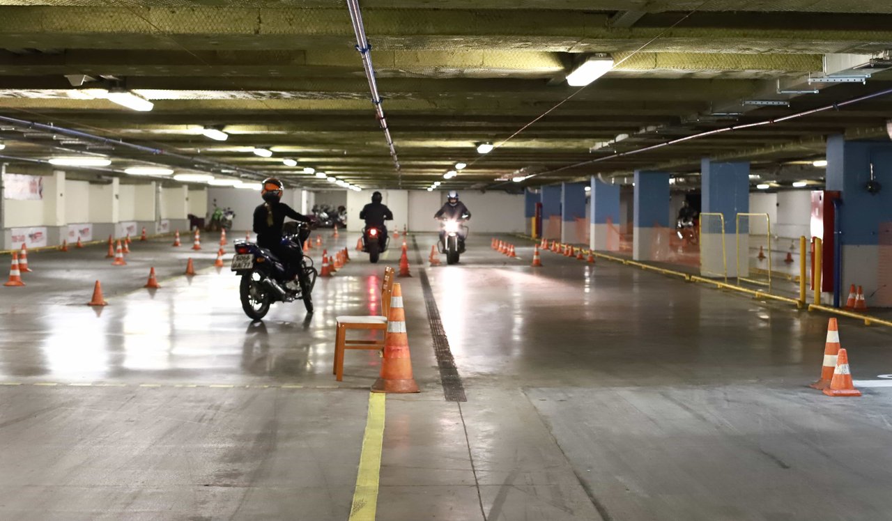 мото площадка гибдд. мотошкола крытая площадка. автошкола на мотоцикле в москве. мотошкола mosmoto. мотошкола пышма.