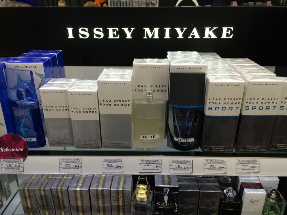 Мужские духи летуаль. Парфюм черный квадратный флакон. Montblanc legend летуаль. Мужские духи allure homme sport от chanel 30 мл в летуаль. Этуаль духи мужские versace.