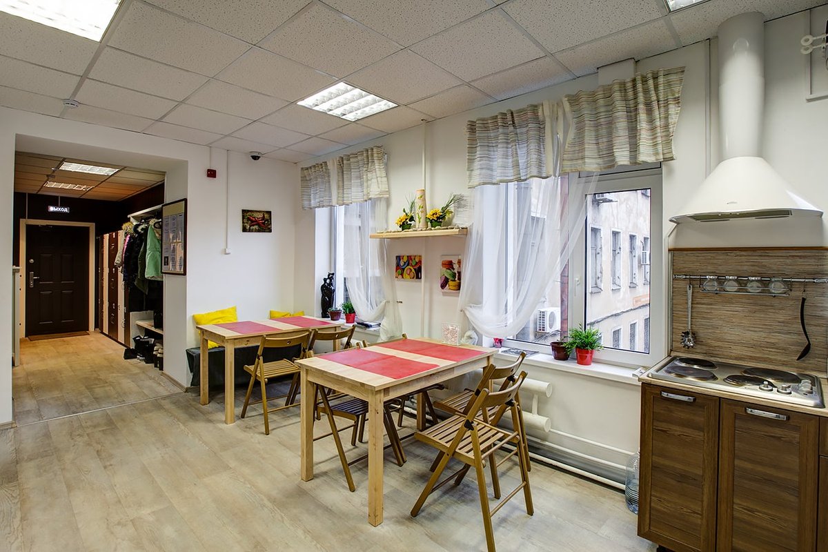 New hostel. Хостел Нью дей Санкт-Петербург. Мини отель New Day Санкт-Петербург. Кухня гостиная в хостеле. New Day хостел.