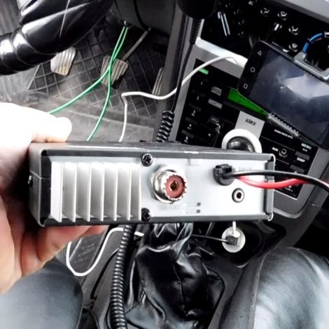 Установка раций в авто схема. Схема подключения автомобильной радиостанции. Как подключить рацию. Подключение рации в автомобиле 12 вольт. Реле акб схема подключения.