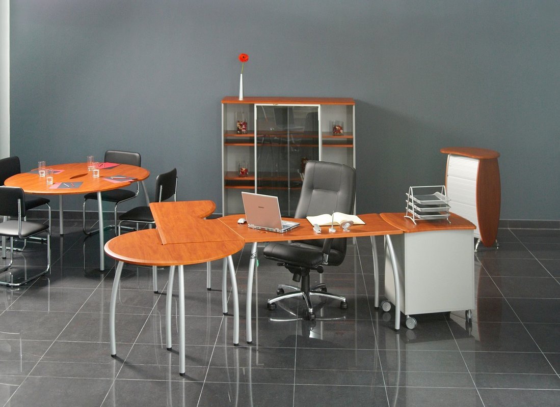 Оранжевая мебель в офисе