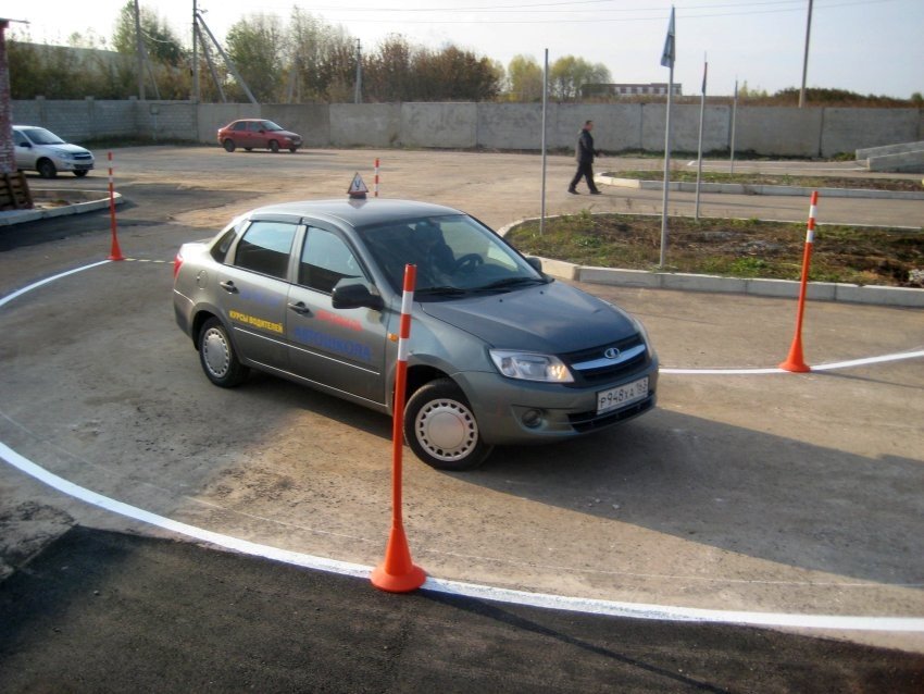 Автошкола тольятти сайт. Тольятти автошкола профиль. Оборудование автодрома для обучения вождению. Машины автошколы черные.