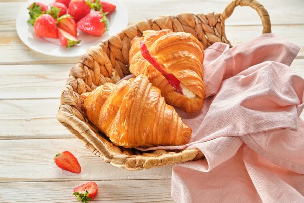 Круассан с клубникой
