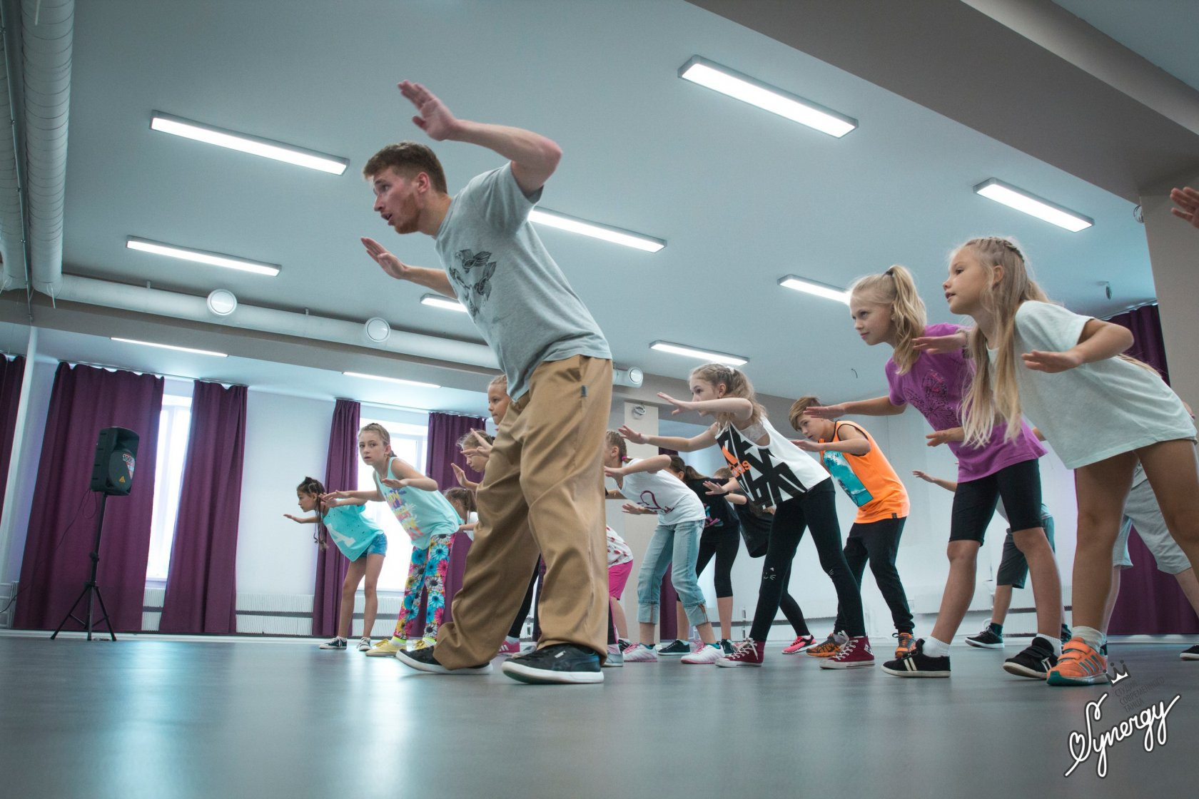 Dancing schools. Студия современного танца Ярославль Synergy. Synergy Ярославль танцы. Студия Синерджи в Ярославле. Крамп танец для детей.