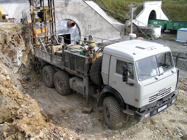 Лбов установка. Лбу 50 07 КАМАЗ. Лбу-50 Геомаш. Станки лбу-50 для шнекового бурения. Шнековое бурение скважин лбу-50.