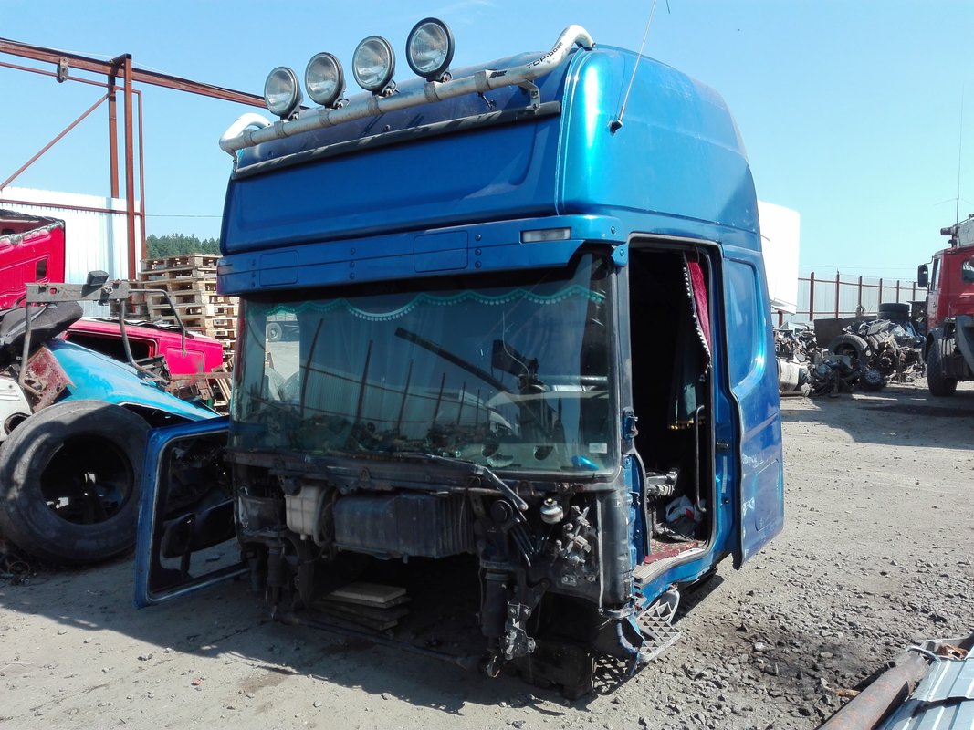 Разборка грузовиков область. Разборка Scania. Грузовик в разборе. Авторазбор Скания. Элементы кабины Даф