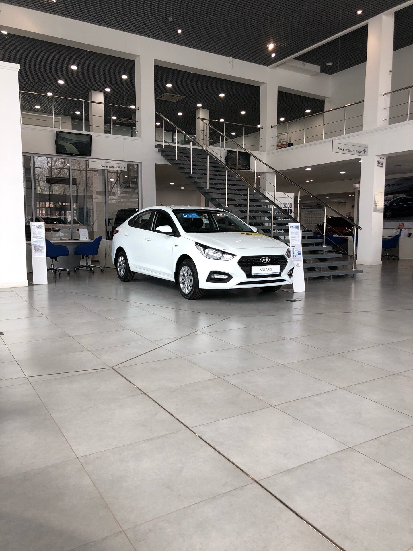 Дилера hyundai автомир. Салон Хендай на дорожной. Дилерский центр Хендай в Смоленске.