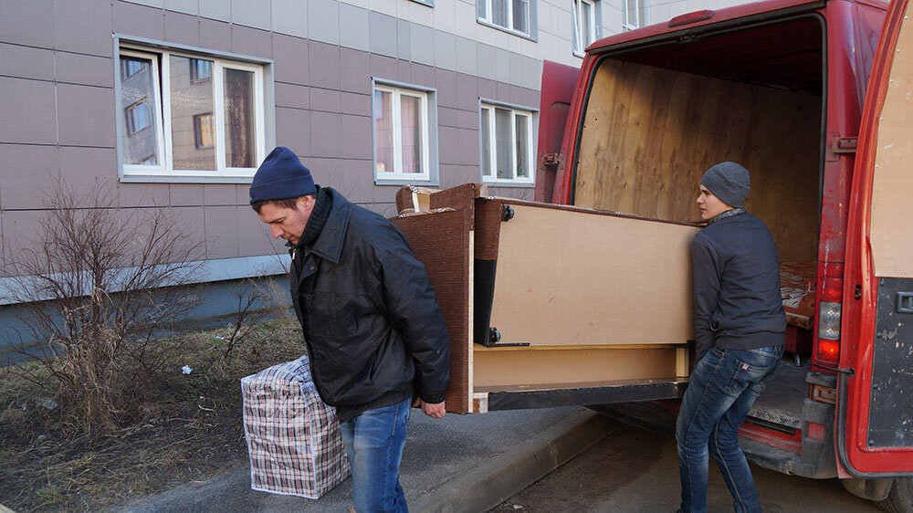 Фото грузчиков для объявлений. Грузчики. Грузчики живые. Грузчики переезды разнорабочие. Переезд услуги грузчиков.