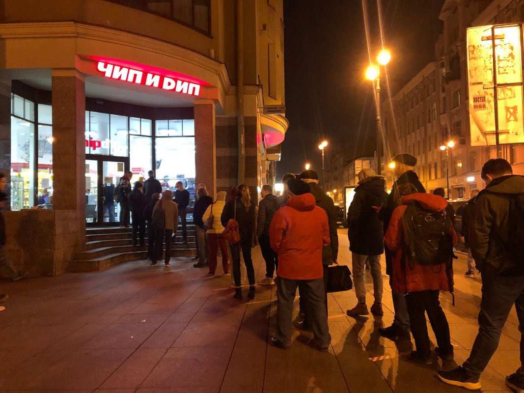 Чип и дип в санкт петербурге. Очередь на улице.