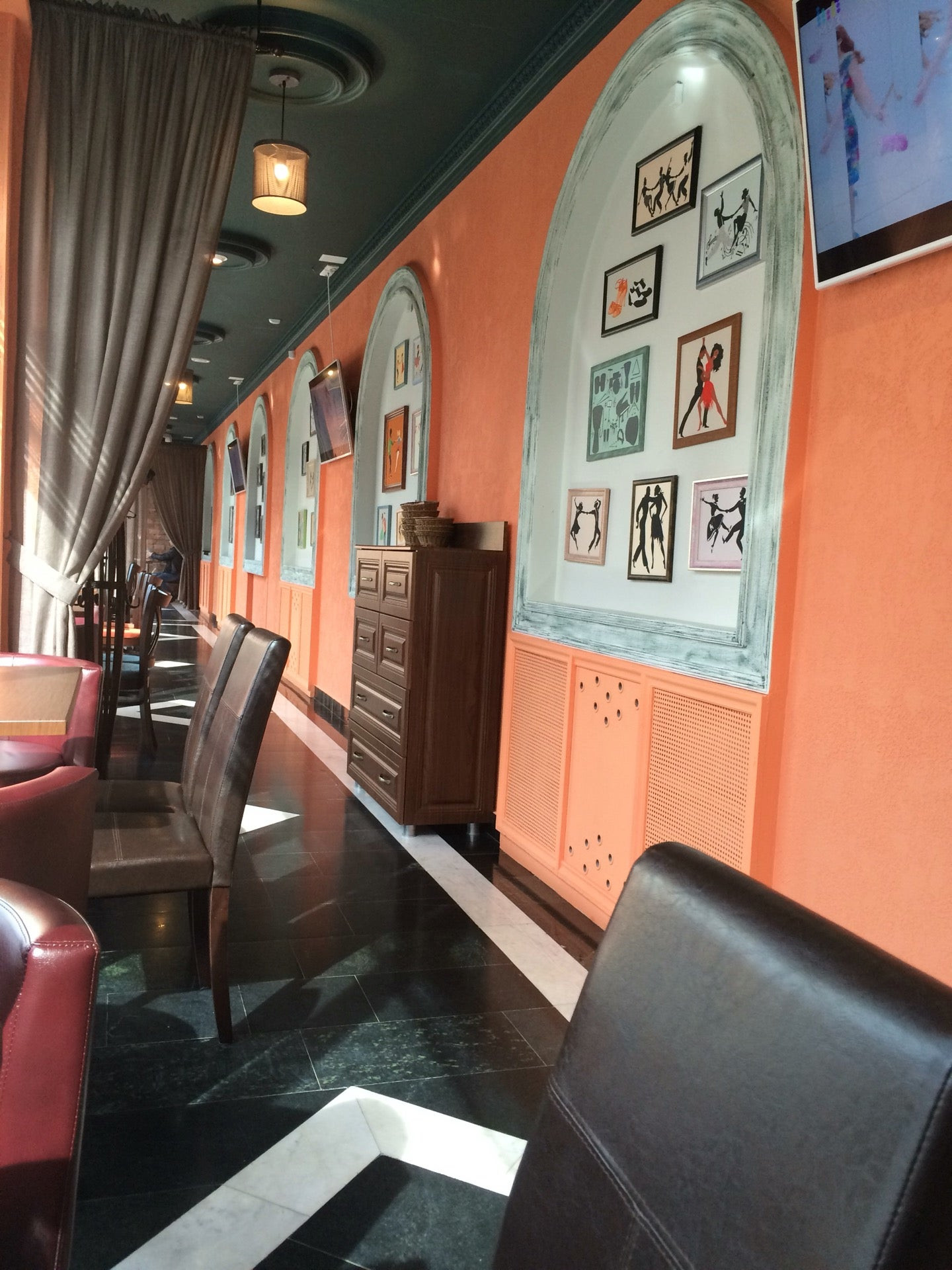 Заведения в тюмени где можно потанцевать и покушать. Седло ресторан тюмень. Рестораны тюмени с музыкой. Питер кафе тюмень. Винчестер тюмень ресторан.