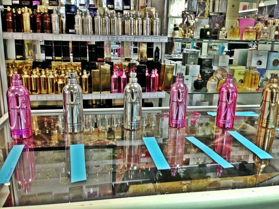 Стеллажи для косметики и парфюмерии. Магазин мой парфюм. Масляный парфюм. Витрины для косметики и парфюмерии. Косметика и парфюмерия.