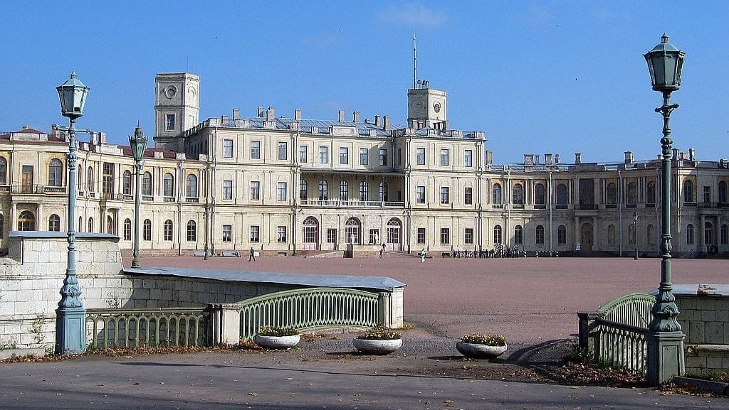 Дворец в гатчине. Гатчина-Санкт-Петербург Гатчинский дворец. Большой Гатчинский дворец в Санкт-Петербурге. Город Гатчина большой Гатчинский дворец. Гатчина достопримечательности Гатчинский дворец.