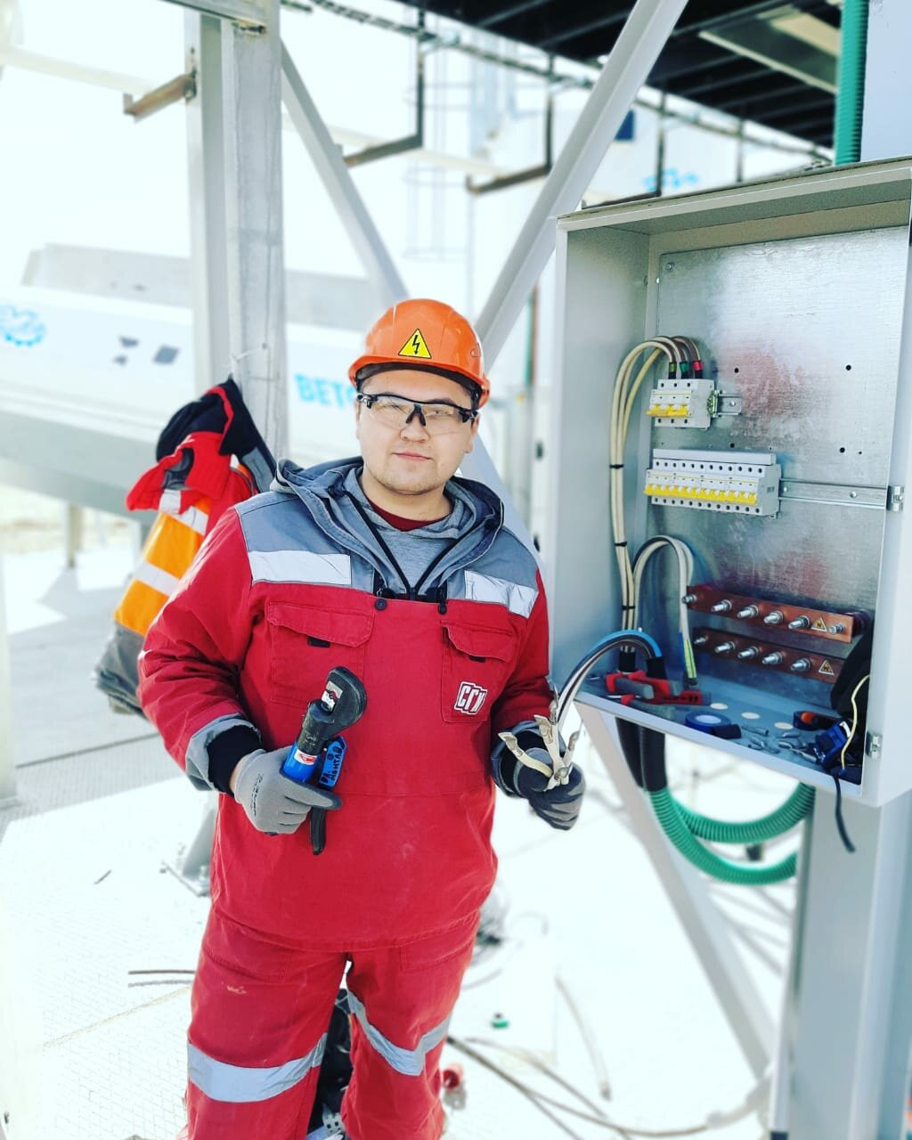 Работа монтажником в уфе. Монтажник по металлоконструкциям. Монтажная бригада. Ямал спг спецодежда. Работа монтажником в уфе.