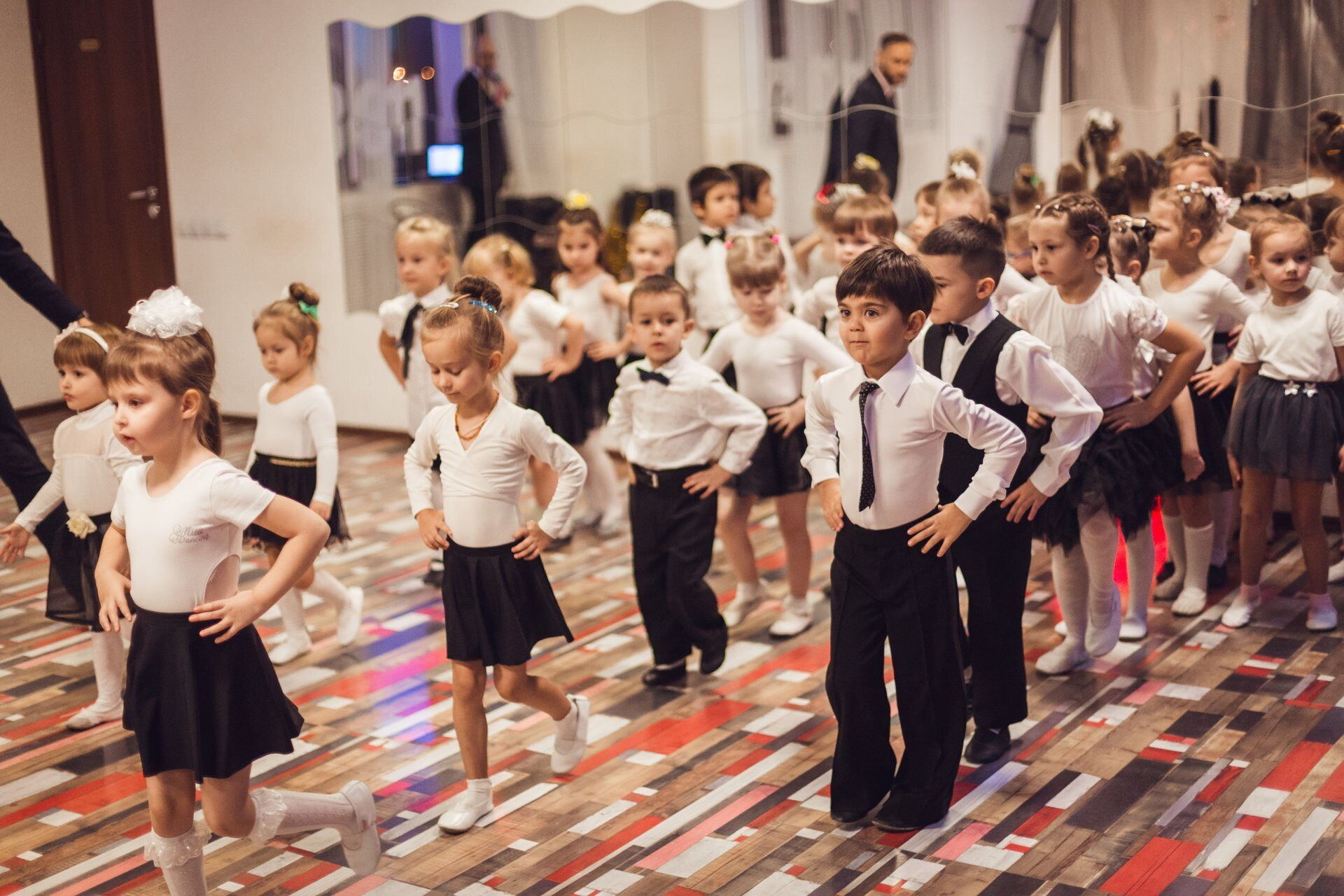 16 школа танцы. Школьники танцуют. Танцевальная школа СПБ. Школа танцев фото. Танцы в Калининском районе.
