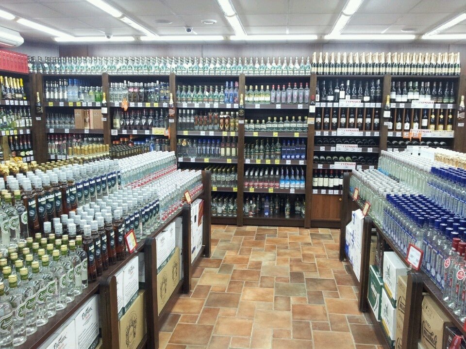 Красное белое внутри. Красное и белое магазин внутри. Красное и белое магазин изнутри. Алкогольный магазин красное
