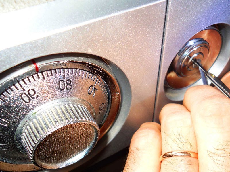 замок для сейфа. сейф. сейф промет c механическим замком. вскрытый сейф. замком btv.