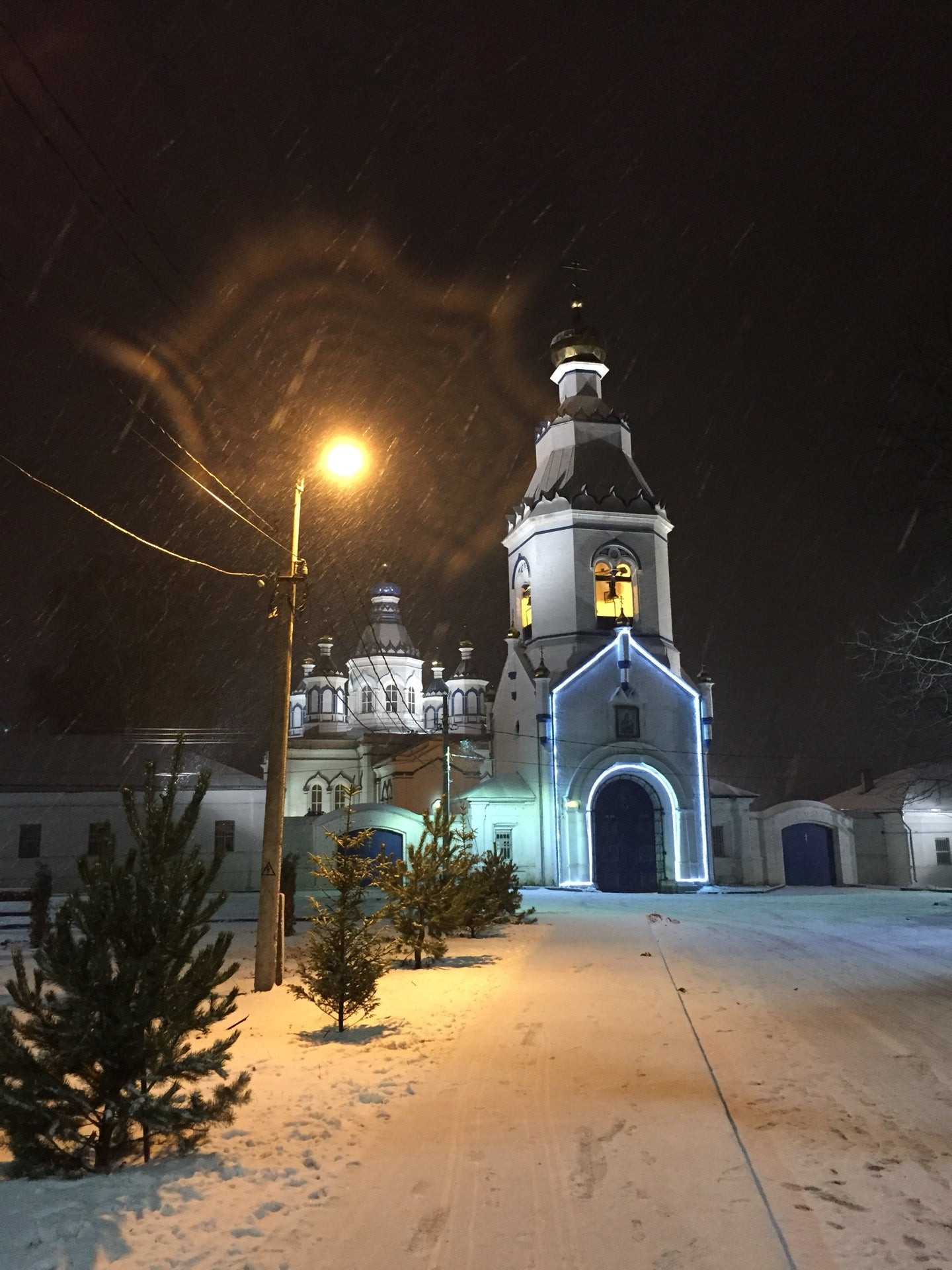 Щегловский монастырь. Богородичный Щегловский монастырь. Богородичный Пантелеимонов Щегловский монастырь. Щегловский мужской монастырь зимой. Мужской монастырь ночью.